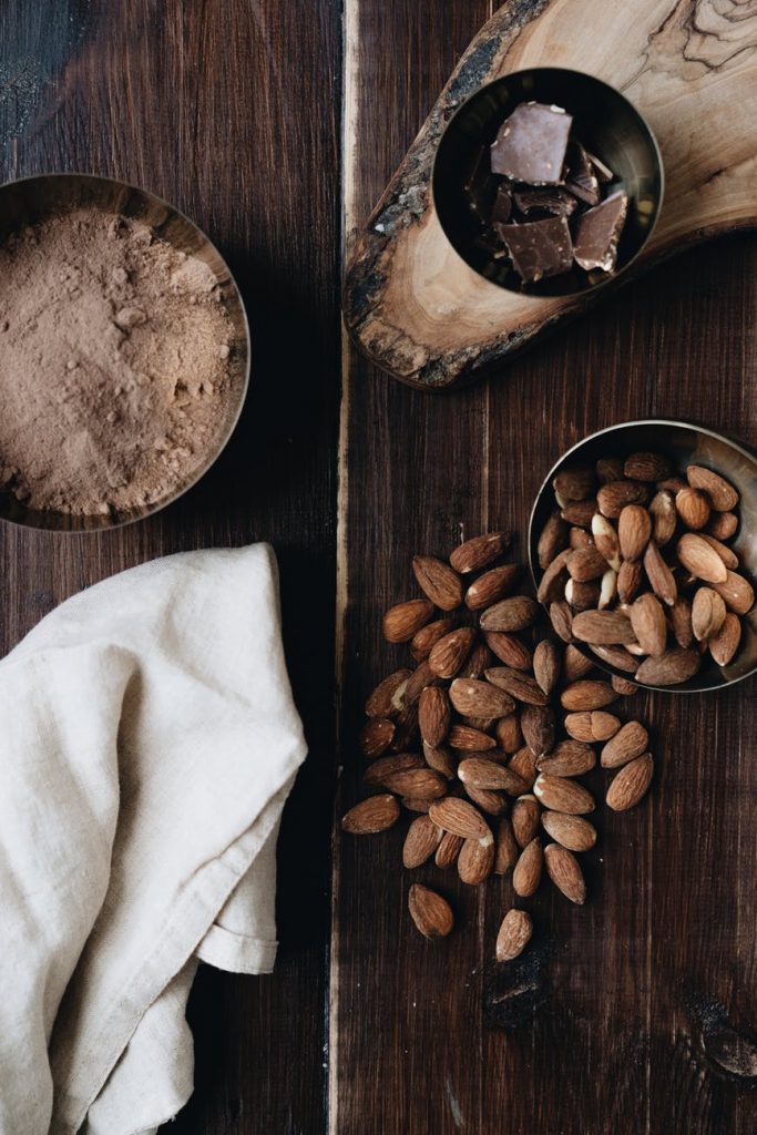 top view photo of almonds on wooden surface amêndoa